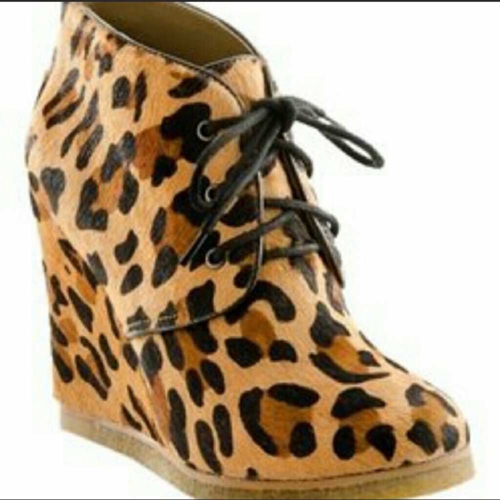 Super cute and fun Shoemint Leopard calf hair wedges. Size 9.5. Rachel Bilson